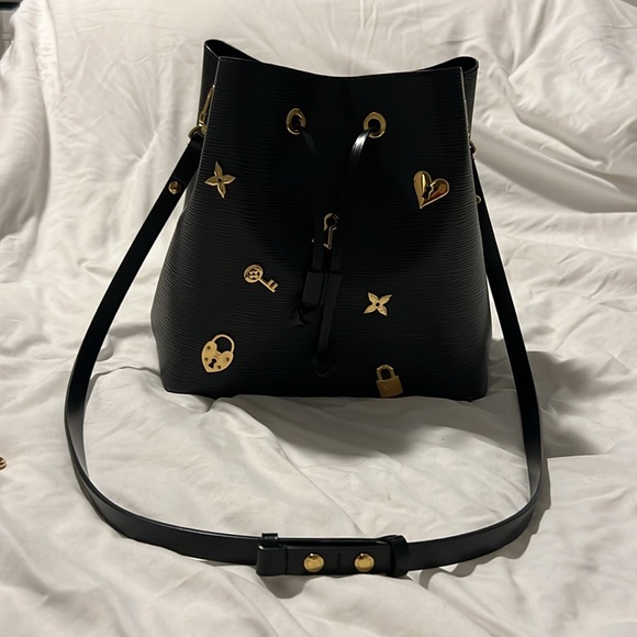 Louis Vuitton Neonoe Epi Love Lock (L.L.) Noir - Picture 7 of 9